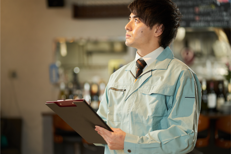 建物内部を確認している男性